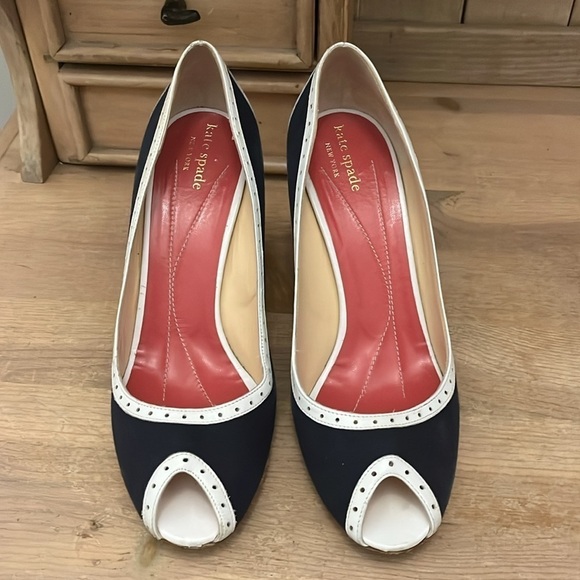 Kate Spade “Giselle” Pumps Heels Peep Toe Canvas + Leather Trim Size 9.5 Navy - Picture 2 of 9